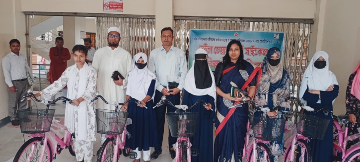বাইসাইকেল ও অসহায় ব্যক্তিকে হুইল চেয়ার বিতরণ